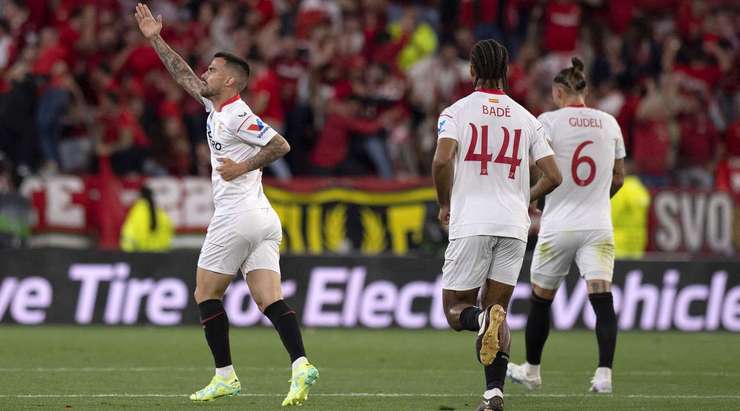 Một khoảnh khắc đẹp mắt! Suso (Sevilla) lấy bóng và tung một cú sút mạnh từ xa. Đó là một quyết định sáng suốt và pha dứt điểm vừa rồi đã đi thẳng vào phía trong cột dọc bên trái. Thủ môn Wojciech Szczesny chỉ có thể lắc đầu trong tuyệt vọng! Tỉ số đã được nâng lên 1:1.