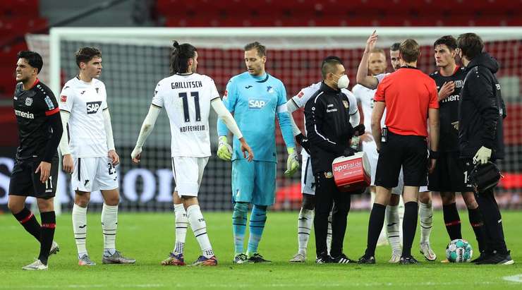 Florian Grillitsch (Hoffenheim) nhận thẻ vàng thứ hai từ trọng tài và anh biết điều gì sẽ xảy ra tiếp theo. Đó là một chiếc thẻ đỏ và trận đấu đã kết thúc với Florian Grillitsch (Hoffenheim).