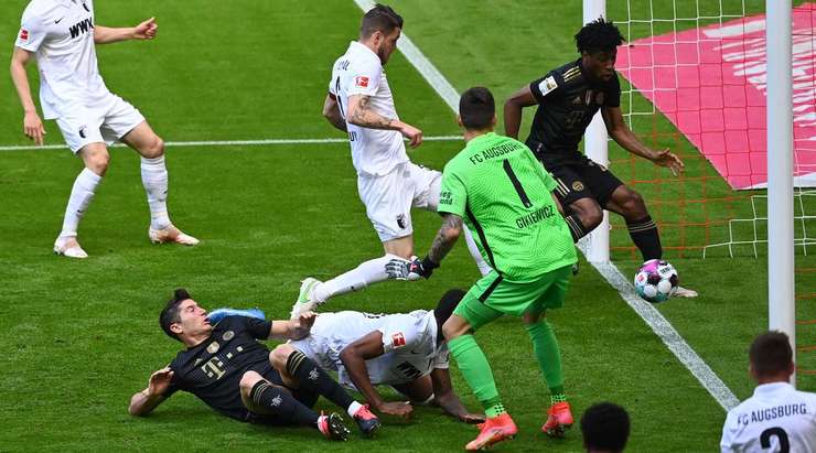 Rất thiếu may mắn! Jeffrey Gouweleeuw (Augsburg) đứng chắn một đường chuyền và vô tình đưa bóng đi qua thủ môn đội nhà vào lưới. Tỉ số là 1:0.