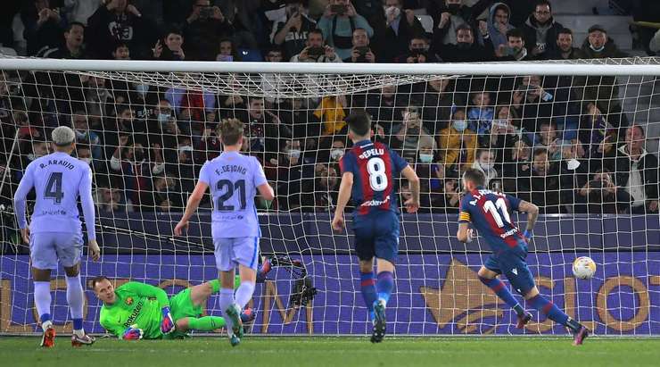 VÀO! Đó là một cú sút phạt đền hoàn hảo của Jose Luis Morales (Levante) về phía bên phải khung thành, không có một chút cơ hội nào cho thủ môn Marc-Andre ter Stegen để cản phá!