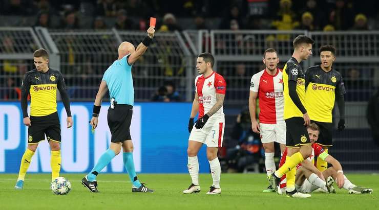 Julian Weigl (Dortmund) lẽ ra phải cẩn thận hơn. Anh ấy phạm lỗi xấu và nhận chiếc thẻ vàng thứ hai và bị đuổi!