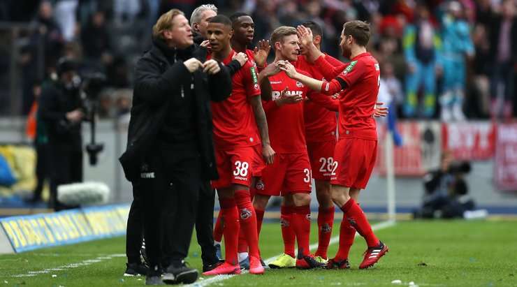 Vào! Sau khi nhận một đường chuyền tốt, Florian Kainz (Köln) nhanh chân tung một cú sút chìm vào chính giữa khung thành, đưa bóng lọt qua người thủ môn. Khi có may mắn thì đúng là sút kiểu gì cũng vào!