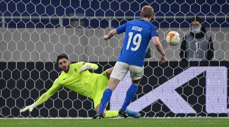 Eirik Hestad (Molde) không phạm sai lầm nào trên chấm phạt đền, anh ta chờ thủ môn Rui Silva đổ người rồi mới nhẹ nhàng sút bóng vào chính giữa khung thành.