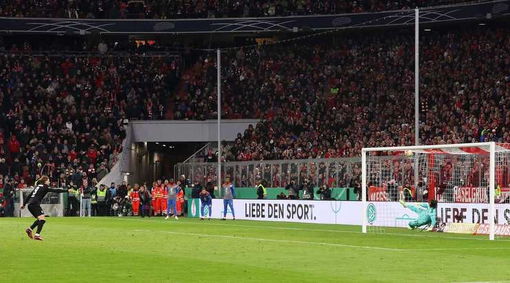 VÀO! Đó là một cú sút phạt đền hoàn hảo của Lucas Holer (Freiburg) về phía góc cao bên trái, không có một chút cơ hội nào cho thủ môn Yann Sommer để cản phá!