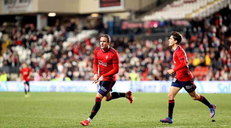 Vào! Javier Martinez kiến tạo cho Kike Garcia (Osasuna) một đường chuyền tốt trong vòng cấm. Nó cho phép anh ấy dứt điểm với một cú sút chính xác vào góc trái phía dưới. 0:3.
