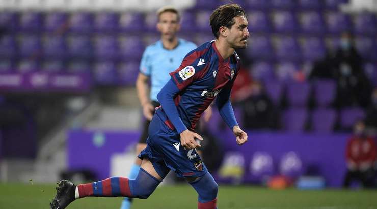 Vào! Jose Campana (Levante) giành chiến thắng trên chấm phạt đền bằng một cú sút không thể cản phá, vượt qua tầm với của thủ môn Jordi Masip vào góc trái khung thành.
