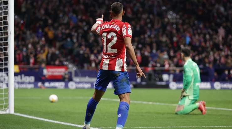 Renan Lodi (Atl. Madrid) chuyển hóa quả tạt sắc bén của đồng đội bằng một cú sút chìm rất căng vào ngay giữa khung thành.