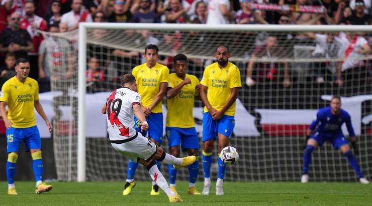 Florian Lejeune (Rayo Vallecano) đưa bóng vào lưới từ quả đá phạt trực tiếp ở cự ly khá xa. Cú sút của anh đi chuẩn xác vào phía trong cột dọc bên phải. Một cú sút phạt đẳng cấp!