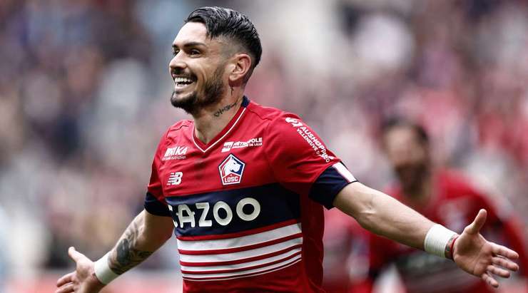 Remy Cabella (Lille) nhận một đường chuyền sát thủ, đặt anh vào thế đối mặt với thủ môn và anh đã bình tĩnh đưa bóng vào lưới.