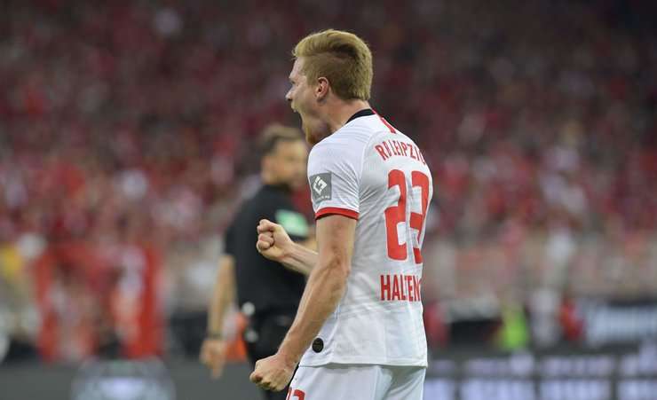 Marcel Sabitzer chuyền bóng cho Marcel Halstenberg (RB Leipzig), cầu thủ này nhận bóng và tung một cú sút xuất sắc từ rìa vòng cấm. Pha dứt điểm của anh đi hiểm hóc vào góc cao bên phải. Một bàn thắng tuyệt đẹp! Tỉ số là 0:1.