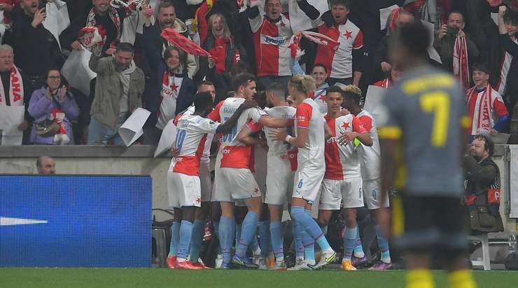 Vào! Một sai lầm từ hàng phòng ngự đã biếu không một cơ hội cho Ibrahim Traore (Slavia Prague). Cầu thủ này đã rất bình tĩnh và dễ dàng đệm bóng vào lưới từ cự li gần. 1:1.