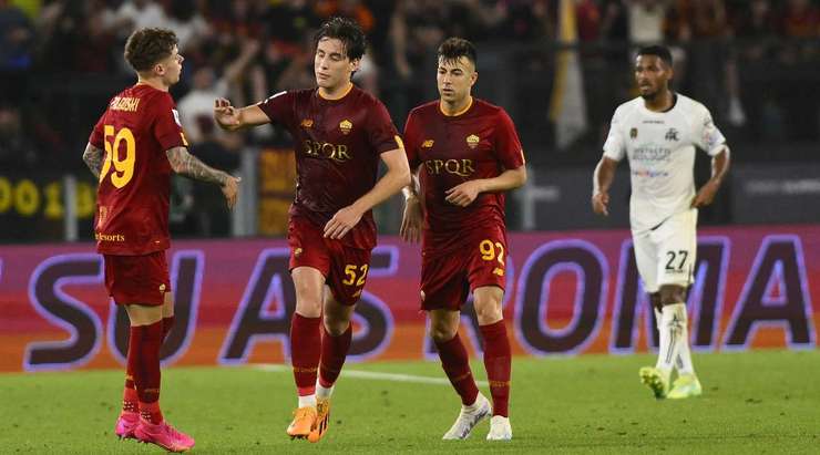 Một tuyệt phẩm ngay ngoài vòng cấm! Nicola Zalewski (AS Roma) sút bóng với một tốc độ và lực sút kinh hoàng vào phía trong cột dọc bên phải.