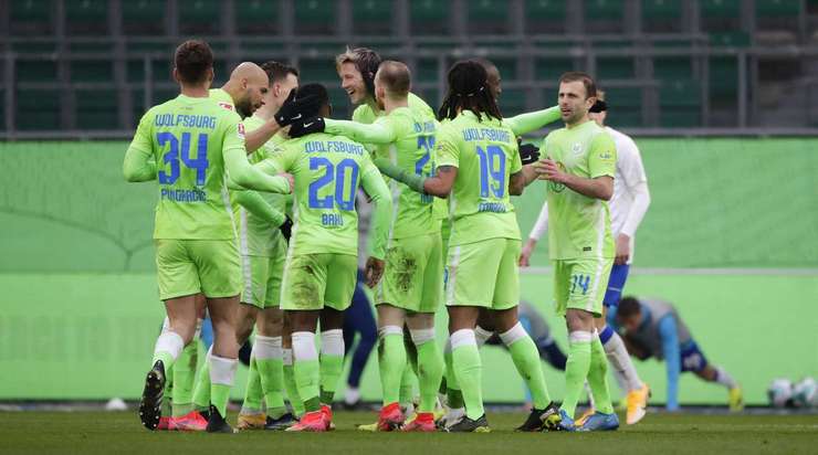 Một tình huống phối hợp nhịp nhàng với đồng đội mở ra cho Wout Weghorst (Wolfsburg) khá nhiều khoảng trống bên ngoài vòng cấm để anh tung ra cú sút chìm chuẩn xác, đưa bóng vào phía trong cột dọc bên phải!
