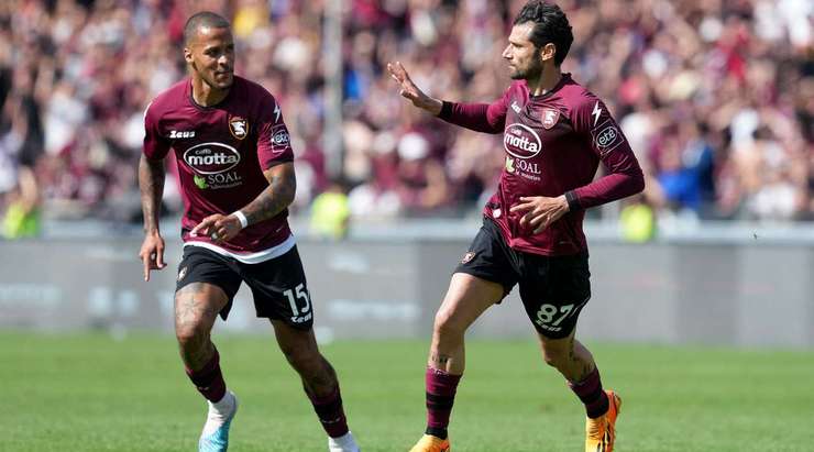Vào! Antonio Candreva (Salernitana) đã không do dự tung cú sút ngay ngoài vòng cấm. Đó là một cú sút căng tuyệt đẹp vào sát góc phải khung thành, đánh bại thủ môn đối phương.