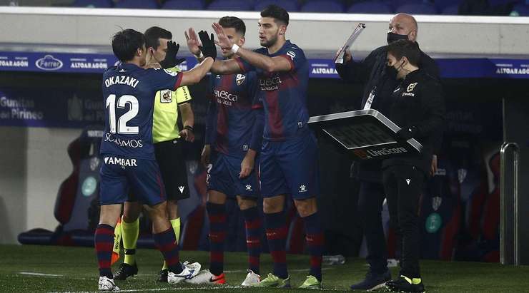 Rafael Mir Vicente (Huesca) vào sân từ băng ghế dự bị, thay thế cho Shinji Okazaki.