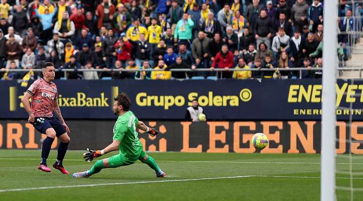 Một đường chuyền sát thủ của đồng đội đưa bóng đến chân Sergio Guardiola (Cadiz), đặt anh vào thế đối mặt với thủ môn. Không làm đồng đội của mình thất vọng, cầu thủ này tung một cú sút chìm thành bàn vào mép trong cột dọc bên trái.