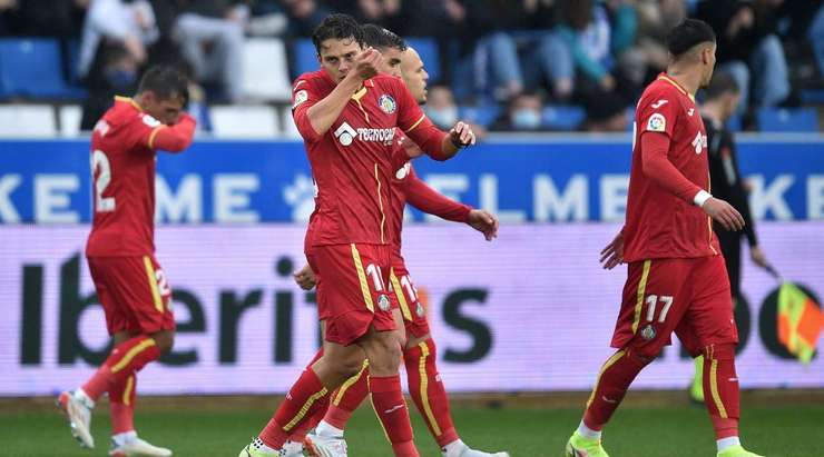 Enes Unal (Getafe) nhận đường chuyền từ đồng đội và anh không hề do dự tung một cú sút không thể cản phá vào góc cao bên phải khung thành.