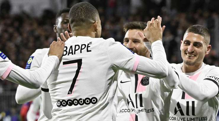 Vào! Lionel Messi thực hiện một quả tạt vào vòng cấm và kiến tạo thành công cho Kylian Mbappe (Paris SG), người đã đón bóng và dứt điểm gọn gàng vào sát phía trong cột dọc bên trái. Tỉ số đã được nâng lên 0:2.
