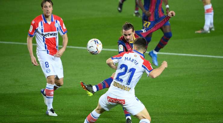 Một hậu vệ vừa lăn xả để cản phá cú sút của Antoine Griezmann (Barcelona) ở bên trong vòng cấm.
