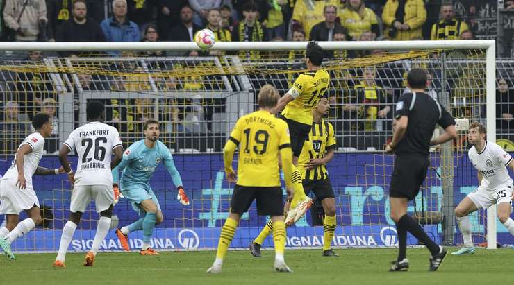 Vào – 3:0! Raphael Guerreiro thực hiện một đường chuyền bổng chuẩn xác vào trong vòng cấm, nơi Mats Hummels (Dortmund) bật cao hơn các hậu vệ đối phương ở gần chấm phạt đền để đánh đầu thẳng vào góc trái khung thành.