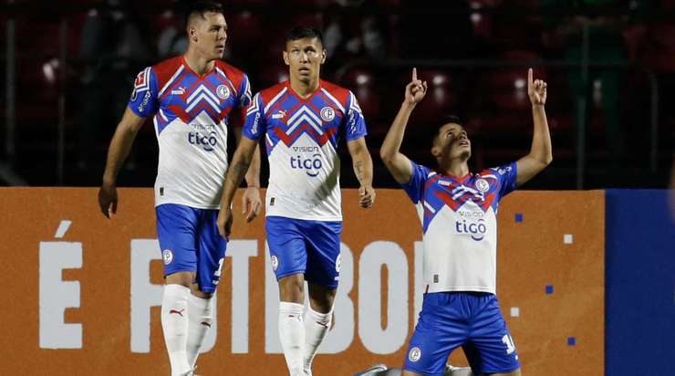 Damian Bobadilla (Cerro Porteno) tung cú sút chìm vào phía bên trái khung thành sau một nỗ lực cá nhân tuyệt vời. Đó là một bàn thắng!