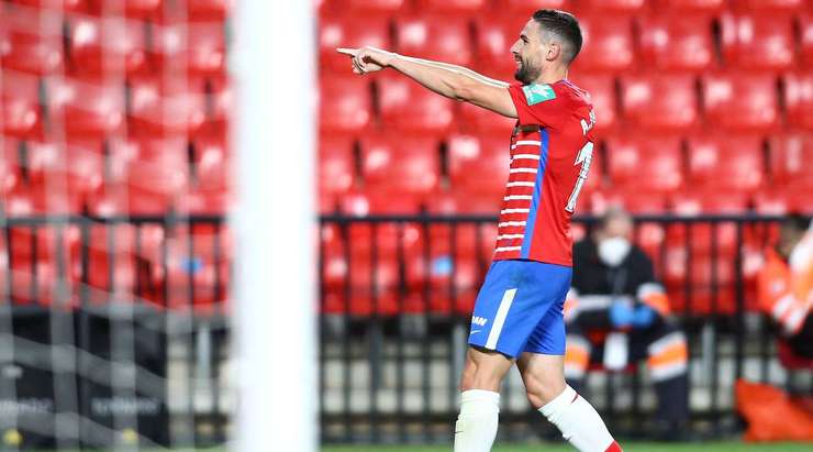 Antonio Puertas (Granada CF) đón bóng trống trải và từ rìa vòng cấm tung một cú sút bị làm chệch hướng và vượt qua Marko Dmitrovic không thể làm gì được. 2:0.