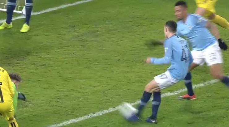 Phil Foden (Manchester City) chạy từ khu vực giữa sân để lấy bóng sau khi nó bật ra từ một tình huống lộn xộn và ghi bàn với một cú sút gọn gàng.