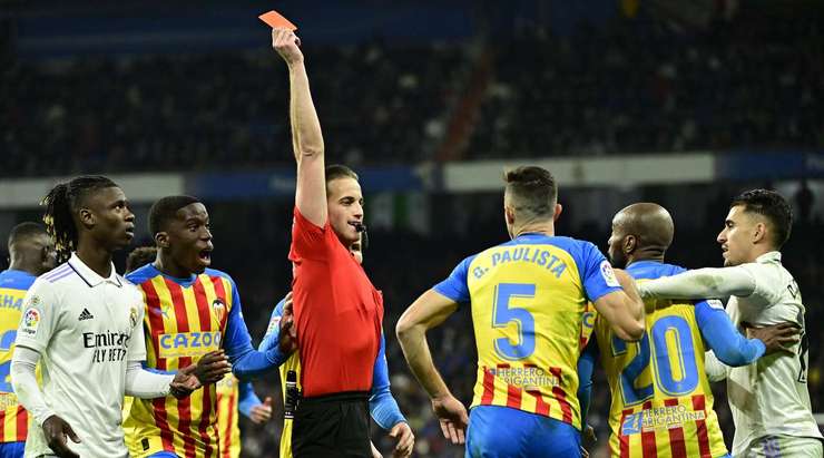 Một cú tắc bóng ghê rợn! Gabriel Paulista (Valencia) hạ gục một cầu thủ đối phường và anh phải nhận một chiếc thẻ đỏ trực tiếp từ trọng tài.