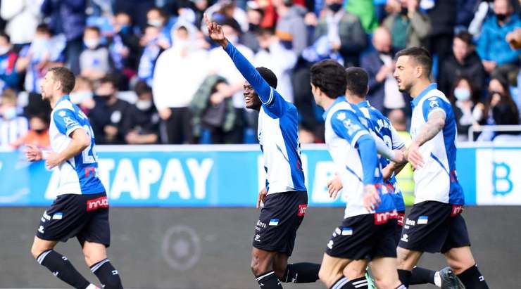 Từ trong vòng cấm, Gonzalo Escalante (Alaves) nhảy lên để đánh đầu quả phạt góc trước đó và đưa bóng đi đập đất vào ngay giữa khung thành, nhưng thủ môn đã thể hiện phản xạ rất nhanh của mình và có một pha cứu thua xuất sắc.