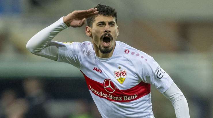 Gil Dias (VfB Stuttgart) nhận đường chuyền từ đồng đội và anh không hề do dự tung một cú sút không thể cản phá vào góc cao bên trái khung thành.