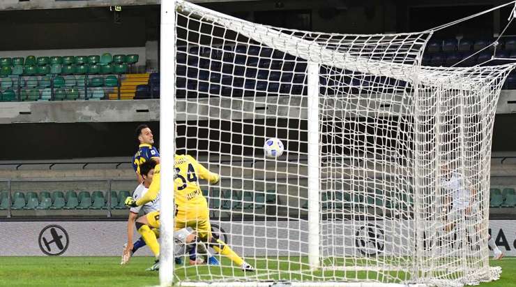 Darko Lazovic thực hiện một quả tạt bổng chính xác vào vòng cấm. Nikola Kalinic (Verona) đón bóng và dứt điểm nhanh vào phía trong cột dọc bên trái. Thủ môn đã không có cơ hội nào để cản phá! Tỉ số đã được thay đổi thành: 2:1.