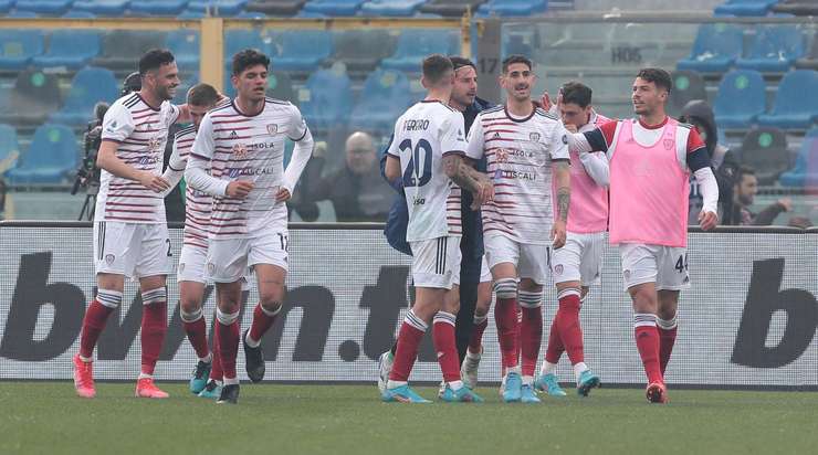 Vào! Raoul Bellanova kiến tạo cho Gaston Pereiro (Cagliari) một đường chuyền tốt trong vòng cấm. Nó cho phép anh ấy dứt điểm với một cú sút chìm vào ngay giữa khung thành. 1:2.