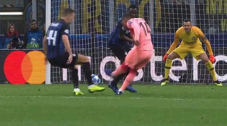 Malcom (Barcelona) có một cơ hội tuyệt vời bên trong vòng cấm và anh không mắc bất kỳ sai sót nào để đưa bóng vào lưới một cách gọn gàng.