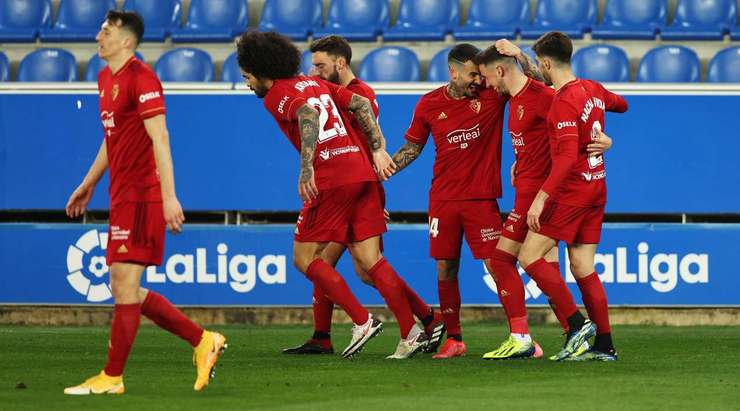 Vào! Enrique Barja (Osasuna) đã có mặt đúng lúc đúng chỗ để lấy bóng bật ra trong vòng cấm, và anh ấy sút bóng đi chìm vào phía trong cột dọc bên phải. Tỉ số là 0:1.