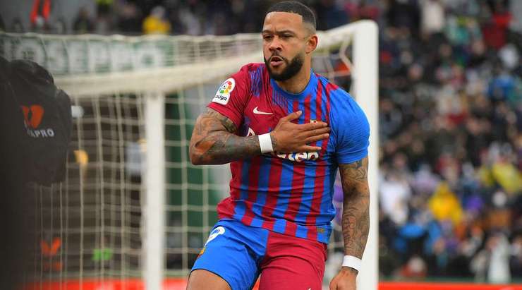 Vào! Memphis Depay (Barcelona) sút bóng vào góc cao bên phải khung thành, vượt qua tầm với của Edgar Badia dù thủ môn đã đổ người hết cỡ.