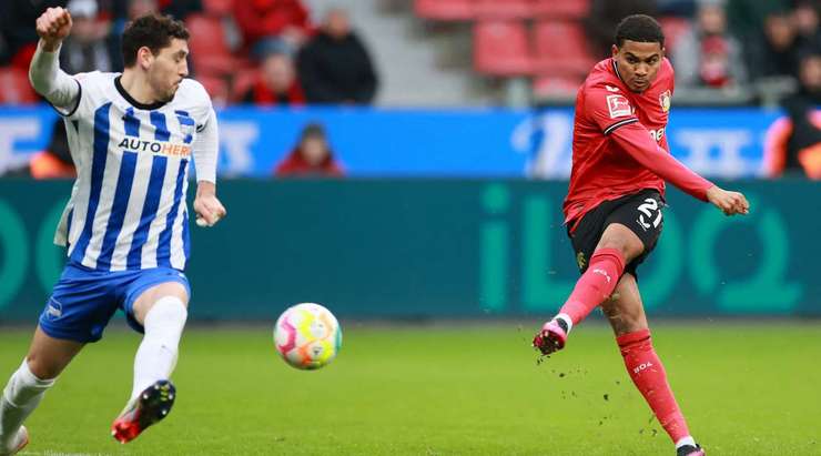 Sau một đường chuyền của đồng đội vào bên trong vòng cấm, Amine Adli (Bayer Leverkusen) ghi bàn với một cú sút vào góc cao bên trái khung thành, đưa bóng vượt ra ngoài tầm với của thủ môn đối phương.