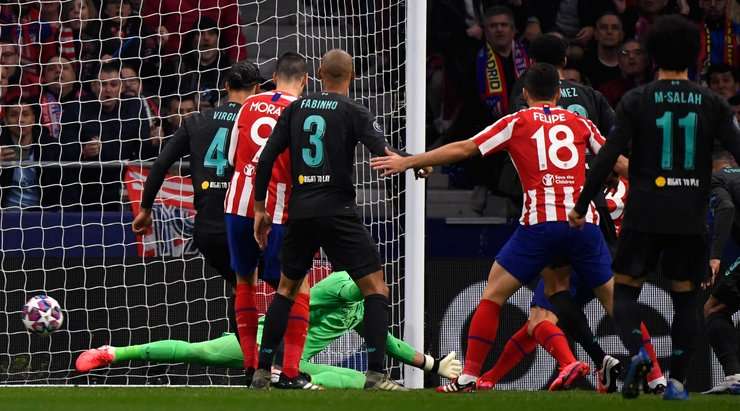 Saul (Atl. Madrid) ghi bàn từ quả phạt góc. Quả bóng trôi qua vòng cấm đến Saul (Atl. Madrid) và anh ấy sút bóng qua thủ môn vào lưới.