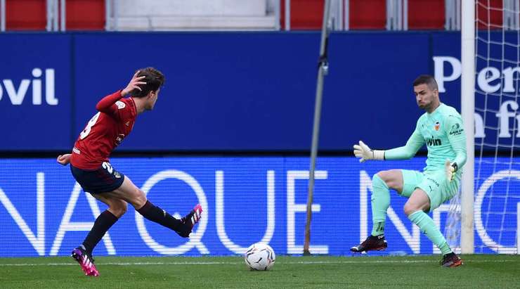 Javier Martinez Calvo (Osasuna) thoát xuống sau đường chuyền từ Jonathan Calleri, anh lao vào vòng cấm và tung cú sút như búa bổ về phía góc cao khung thành trong tư thế đối mặt với thủ môn.