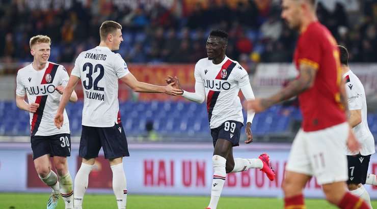 Bóng đã đi vào lưới! Musa Barrow (Bologna) thử vận may của mình từ rìa vòng cấm và thần may mắn đã mỉm cười khi cú sút của anh đi trúng một cầu thủ khác và đổi hướng, khiến thủ môn Pau Lopez không kịp trở tay. Tỉ số đã được nâng lên 1:2.