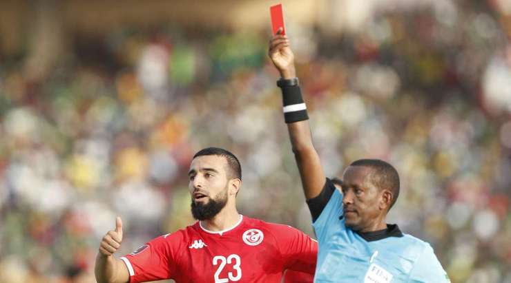 Moussa Sissako (Mali) vừa có một pha tắc bóng khá quyết liệt và trọng tài Bamlak Tessema Weyesa đã thổi phạt. Tunisia có một quả đá phạt từ một vị trí triển vọng.