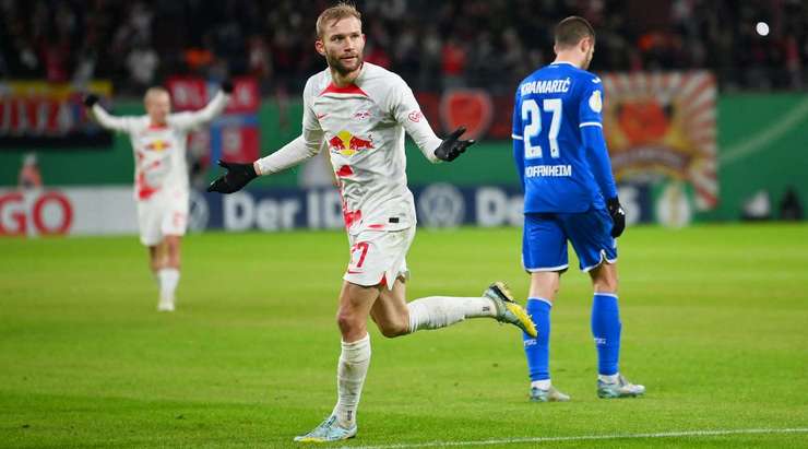 Vào! Konrad Laimer (RB Leipzig) với một pha dứt điểm tuyệt vời trong vòng cấm. Anh ấy tạo khoảng trống cho mình sau khi khống chế gọn gàng một đường chuyền từ đồng đội và sút bóng vào góc thấp bên trái khung thành.