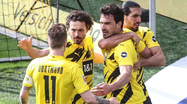 Mats Hummels (Dortmund) ghi tên mình lên bảng tỉ số! Một cú sút nhanh từ bên trong vòng cấm khiến thủ môn phải bó tay.
