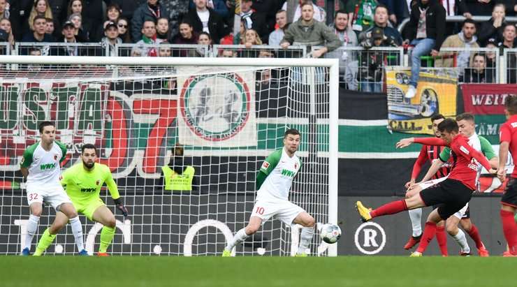 Vào! Janik Haberer (Freiburg) nhận bóng trong vòng cấm ở một vị trí rất thuận lợi và dứt điểm. Cú sút của anh đổi hướng khi chạm vào một cầu thủ đối phương, khiến thủ môn Tomas Koubek bó tay. Tỉ số đã được nâng lên 1:1.