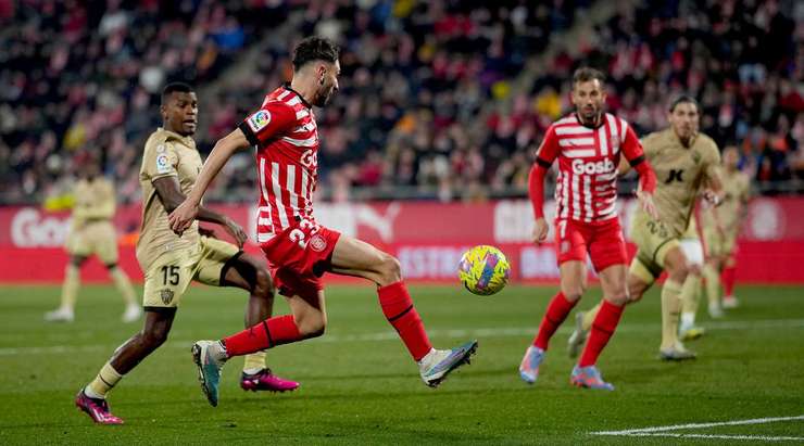 Vào! Một đường chuyền ngang đơn giản của Ivan Martin đưa bóng đến chân Cristhian Stuani (Girona) bên trong vòng cấm, anh chỉnh lại tư thế và ra chân làm tung nóc lưới đối phương. Tỉ số là 6:1.