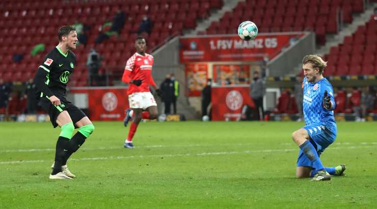 Một bàn thắng đẹp mắt! Wout Weghorst (Wolfsburg) đón bóng trong vòng cấm và xuất sắc tâng bóng qua đầu thủ môn Robin Zentner. 0:2!