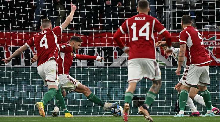 Vào! 1:0. Quả bóng bật ra từ một tình huống lộn xộn trong vòng cấm đã được Balint Vecsei (Hungary) tận dụng triệt để, anh dễ dàng hạ thủ môn bằng một cú sút từ cự ly gần.