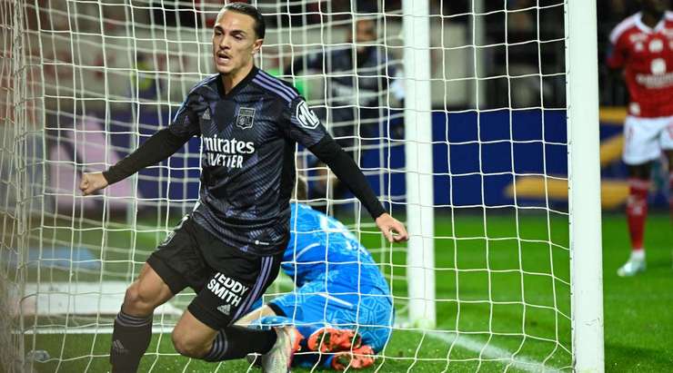 Vào! Maxence Caqueret (Lyon) có đủ khoảng trống trong vòng cấm để đón một đường chuyền từ Alexandre Lacazette và dứt điểm gọn gàng vào góc thấp bên trái khung thành. 0:1.