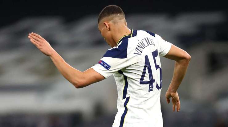Vào! Một vài tình huống phòng ngự rất tệ của đối phương đã cho Carlos (Tottenham) cơ hội đến rìa vòng cấm và anh ấy không mắc sai lầm với một pha dứt điểm rất hay. Tỉ số là 4:0.