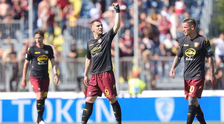 VÀO! Federico Bonazzoli (Salernitana) phản xạ rất nhanh, anh xoay người vô-lê sau một tình huống bóng lập bập bên trong vòng cấm. Tỉ số là 1:1.