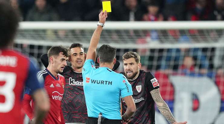 Inigo Martinez (Ath Bilbao) nhận thẻ vàng sau khi pha phạm lỗi của anh không qua được mắt trọng tài.